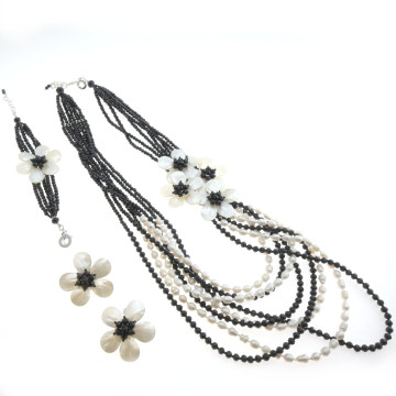 Ottaviani - Collana, bracciale e orecchini con perle, madreperla e cristalli.